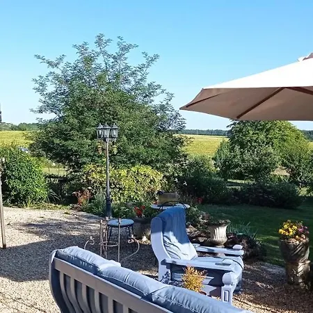 Le Marquisat 16320 Bed & Breakfast