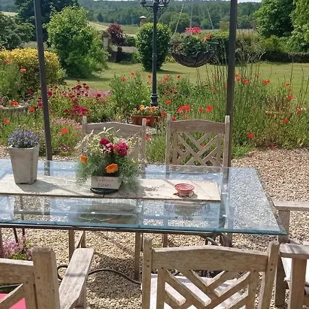 Le Marquisat 16320 Bed & Breakfast